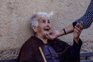 Anziana in paese rurale - Enza Sola