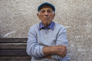 Anziano in paese rurale - Enza Sola