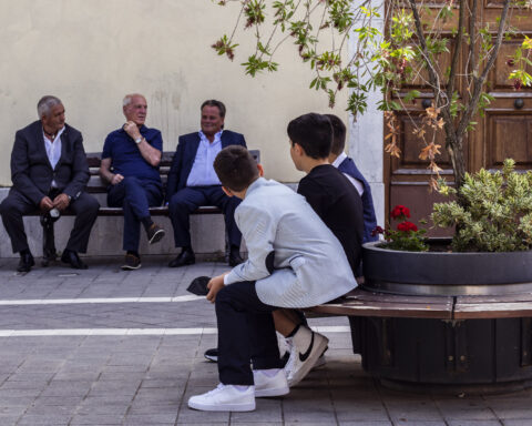 Ragazzini e anziani - Enza Sola